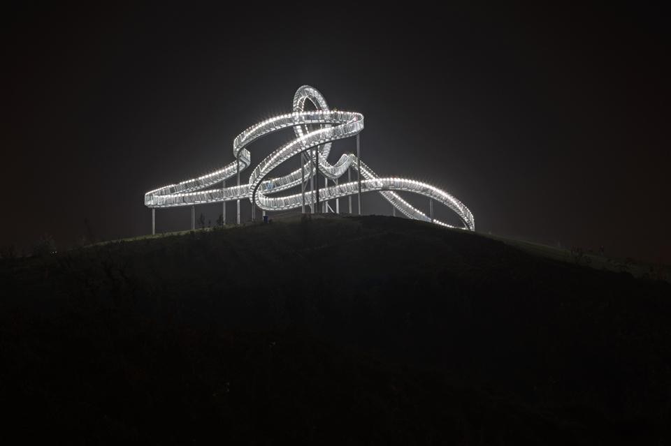 With 44 x 37 meters base and 21 meters construction height the sculpture is one of the largest in Germany