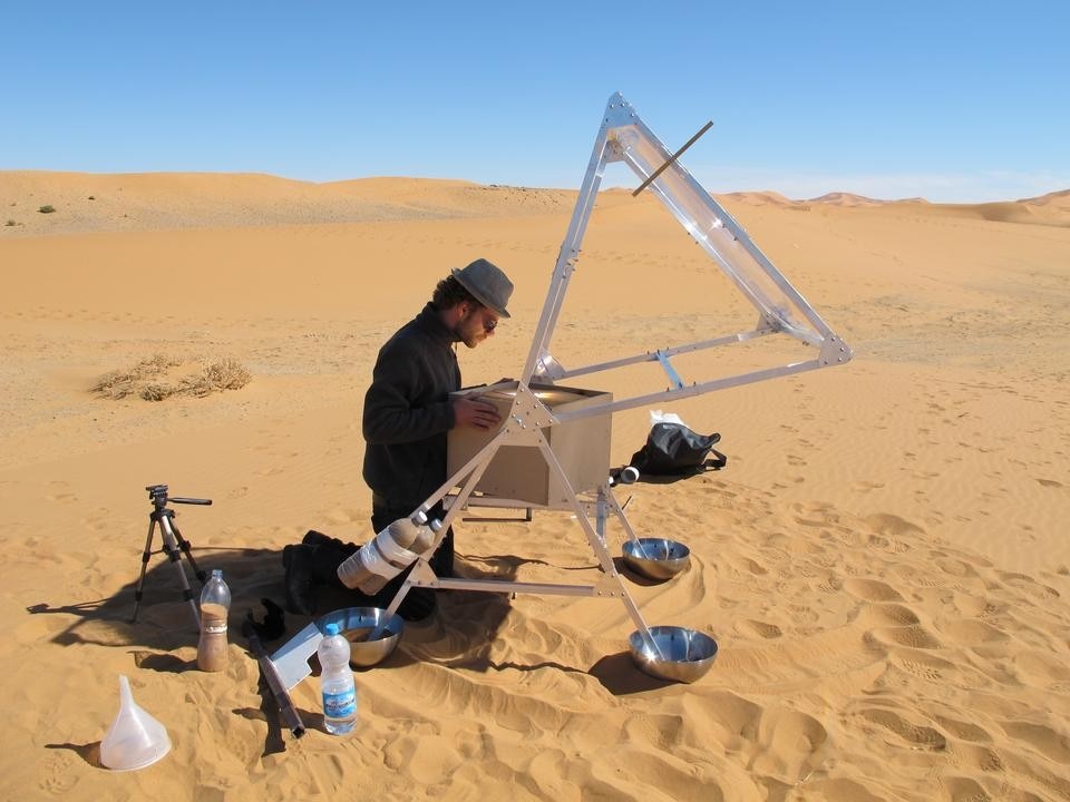 Markus Kayser, <i>Solar Sinter Experiments,</i> 2011 + VIDEO.
Sand, it takes 1 second to print 1mm. In this experiment sunlight and sand are used as raw energy and material to produce glass objects using a 3D-printing process, that combines natural energy and material with high-tech production technology. 

