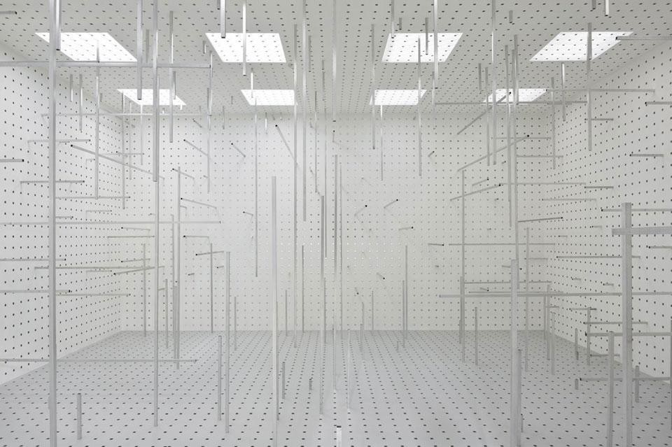 Antony Gormley, <i>Hatch</i>, 2007, aluminium square tube 19,1 x 19,1 mm, plywood, Plexiglass. Photo by Oak Taylor-Smith. © The artist, Courtesy Galleria Continua