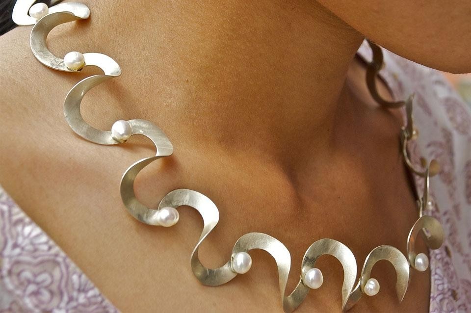 Silver necklace made of identical modules. La Bottega dell'Arte – Il Nodo Onlus