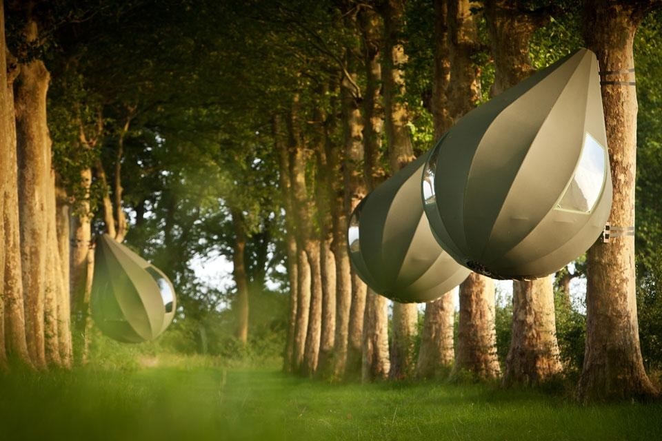 Dré Wapenaar, <em>Tranendreef</em>, hanging tents in trees
