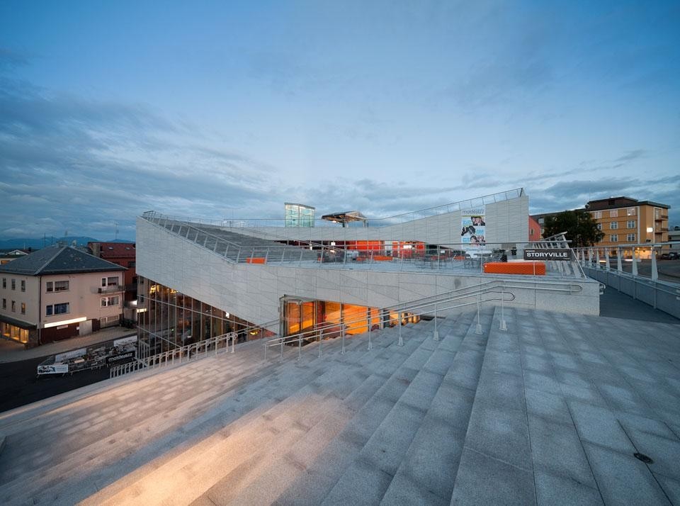 3XN, Plassen Cultural Centre, Molde 2012. 3XN has created a building that can function both when a hundred and 100,000 people gather for the Molde Jazz Festival