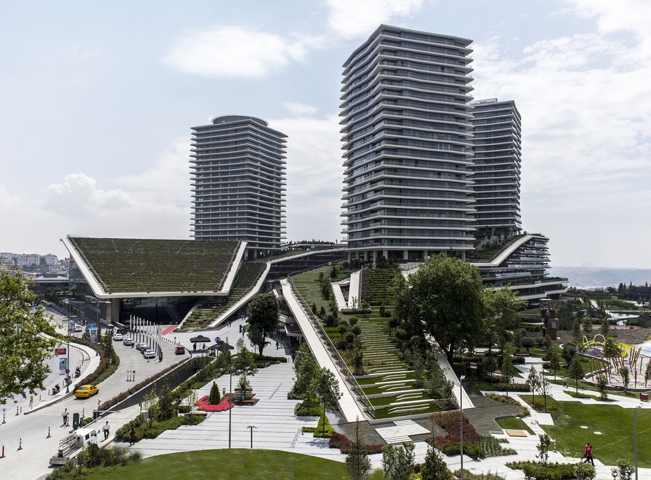 In apertura: Emre Arolat Architects, Moschea Sancaklar, Istanbul, Turchia, 2012. Qui sopra: Emre Arolat Architects. Zorlu Center, Istanbul, Turchia, 2008