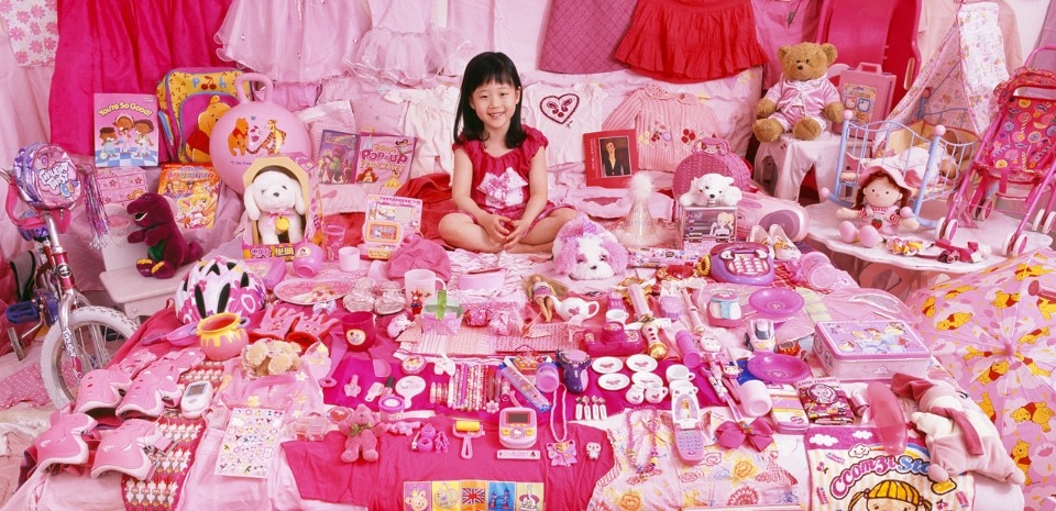 The Pink Project, Jiwoo and her pink things, Light Jet Print, 20017. © JeongMee Yoon
