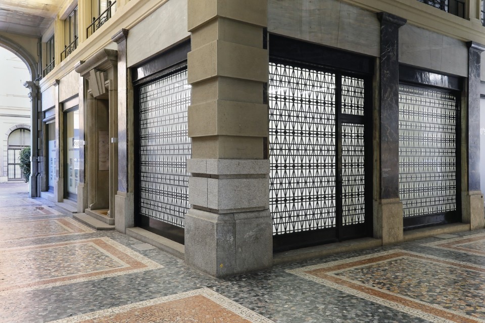 Bettina Pousttchi, <i>Curtain Wall</i>, 2015, vinile, dimensioni variabili. © Courtesy Buchmann Galerie Agra /Lugano and the artist; foto: Rémy Steinegger