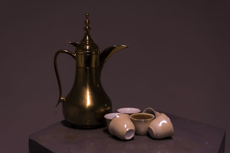 Jumairy, Pour the coffee ( صب†القهوة†), performance, coffee pots, cups, 2016 (detail)