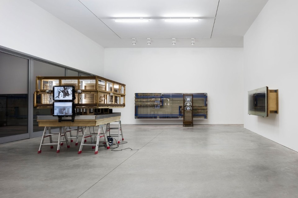 Reinhard Mucha. "Schneller werden ohne Zeitverlust", installation view at Galleria Lia Rumma, Milano, 2016. Courtesy Galleria Lia Rumma Milano/Napoli