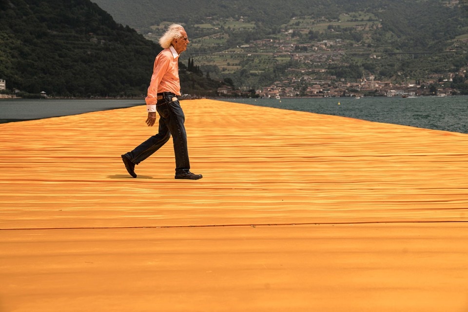 Christo at the Floating Piers, Lake Iseo, ItChristo sulla sua opera Floating Piers, Lago d’Iseo, Italia, 2014-2016. Photo Wolfgang Volzaly, 2014-2016. Photo Wolfgang Volz