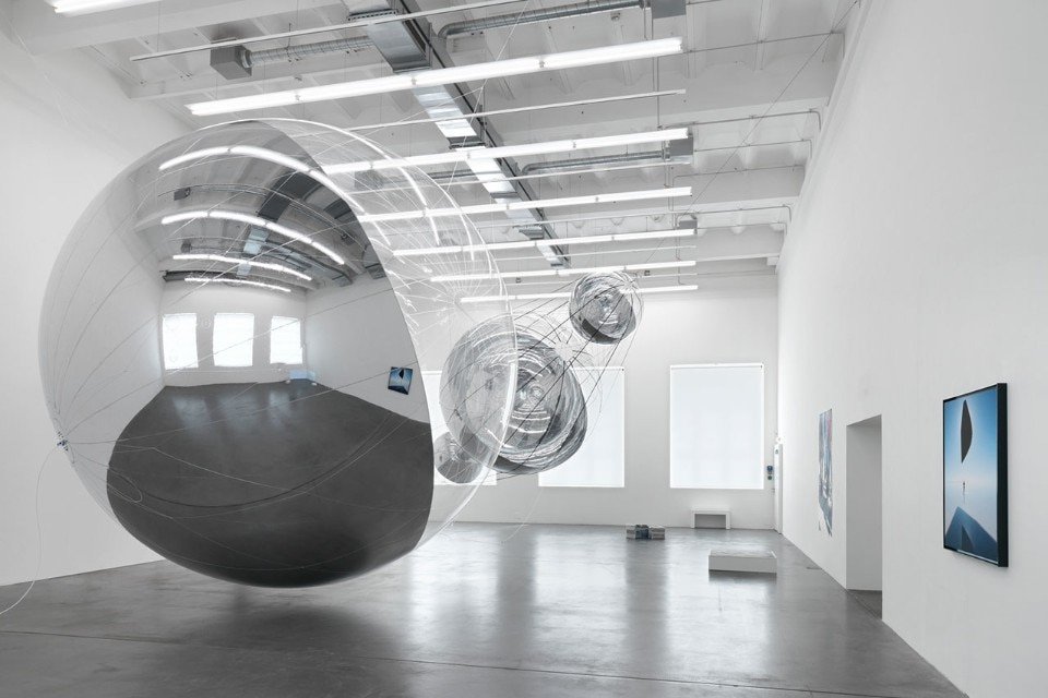Fig.1 “Tomás Saraceno – Aerosolar Journeys”, vista della mostra al Museum Haus Konstruktiv, 2017. Photo Stephan Altenburger
