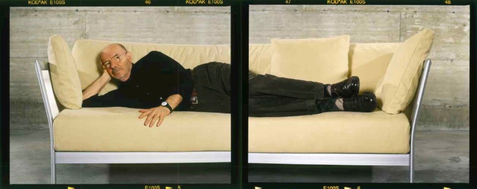 Mario Bellini sul suo divano “Faust” per Driade. Foto © Donato Di Bello. Da Domus 836, aprile 2001