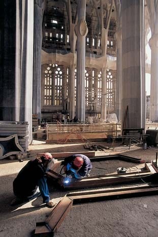 Oggi la Sagrada Familia, di cui è prevista l’apertura al culto nel 2007, è un edificio ormai completamente diverso da quello dell’immagine storica