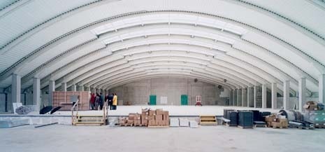 Renzo Piano insieme ad alcuni visitatori nel salone che ospiterà il centro per la ricerca e gli spazi amministrativi
