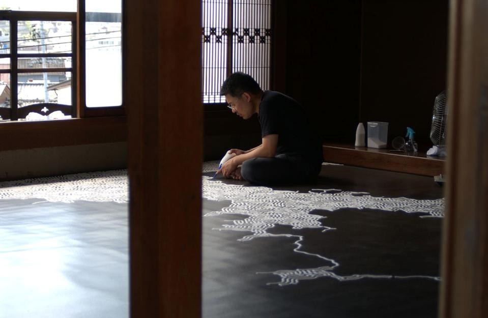 La labirintica trina di sale finissimo, estesa su due stanze del piano superiore della Gaudì House dell'artista Motoi Yamamoto