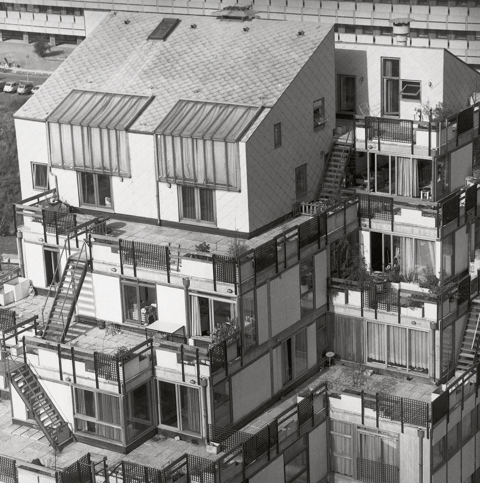 Lucien Kroll, architetto e
urbanista, è nato nel 1927.
Nel 1953 ha aperto il proprio
studio a Bruxelles, lavorando
principalmente in Europa e
Africa. Fin dalla sua fondazione,
l’Atelier Kroll ha costantemente
perseguito intenti ecologici,
rifiutando l’uso brutalista
dell’ingegneria o l’applicazione
di schemi urbani astratti, e
incoraggiando viceversa la
partecipazione attiva degli
utenti.