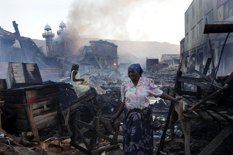 Sullo sfondo della piazza centrale di Haiti, distrutta dal terremoto del 12 gennaio 2010, si intravedono le torri del mercato, in stile palesemente coloniale dagli influssi musulmani