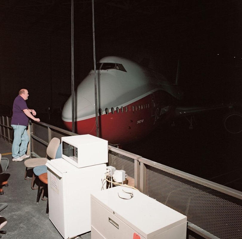 Nel novembre 2007 la Boeing annuncia la configurazione finale del B 747-800. Dall’entrata in servizio nel 1970 all’aprile 2010, la flotta dei 747 ha trasportato la cifra record 
di 3,5 miliardi di persone 
in tutto il mondo.