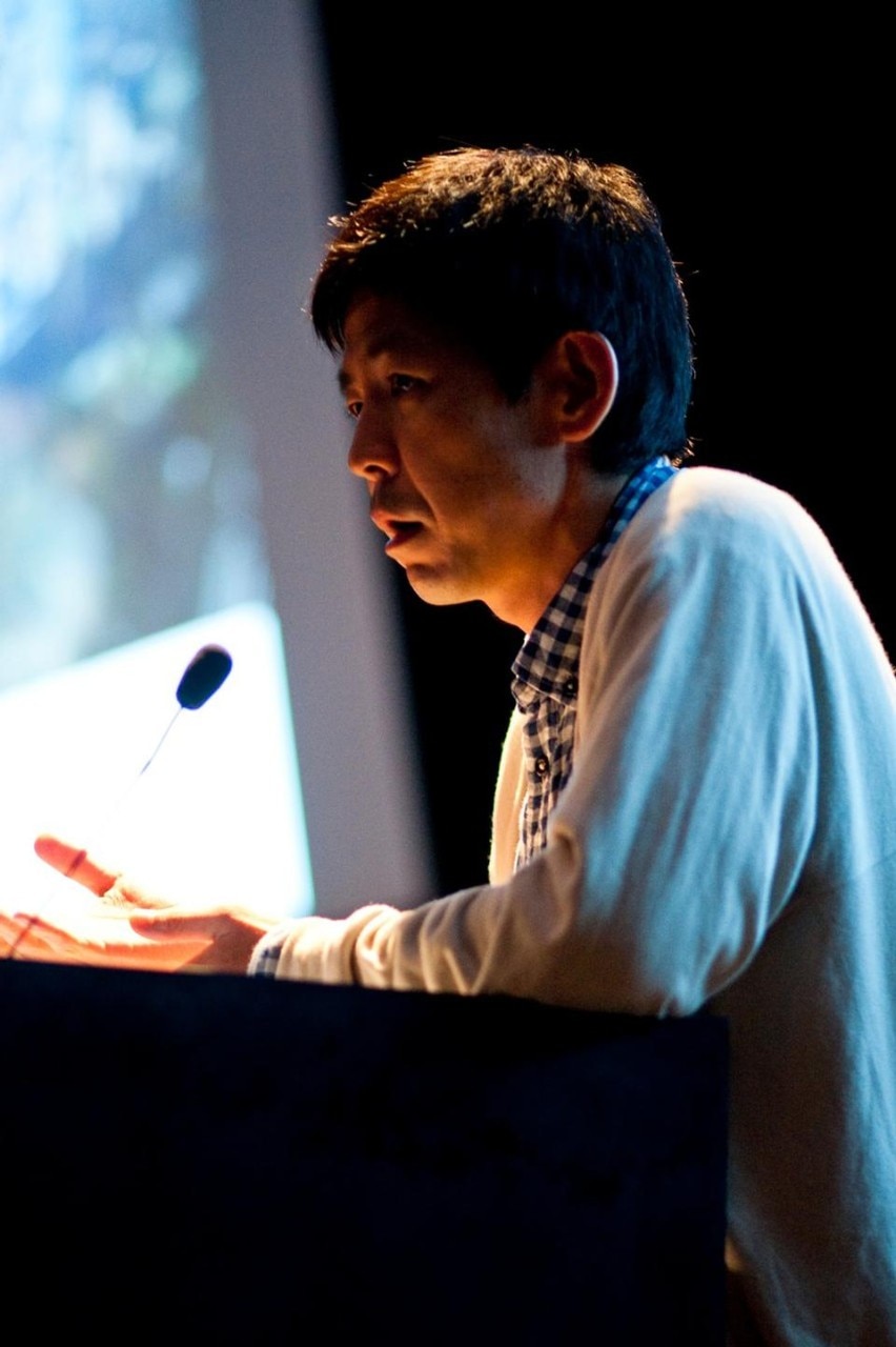 Yoshiharu Tsukamoto, cofondatore dell'Atelier Bow-Wow di Tokyo, ha analizzato i sintomi della complessità, nelle condizioni post-traumatiche del Giappone. Le tipologie, secondo lui, sono state superate da nodi plurimodali, in forma non di megastrutture ma di spazi pubblici in miniatura. 