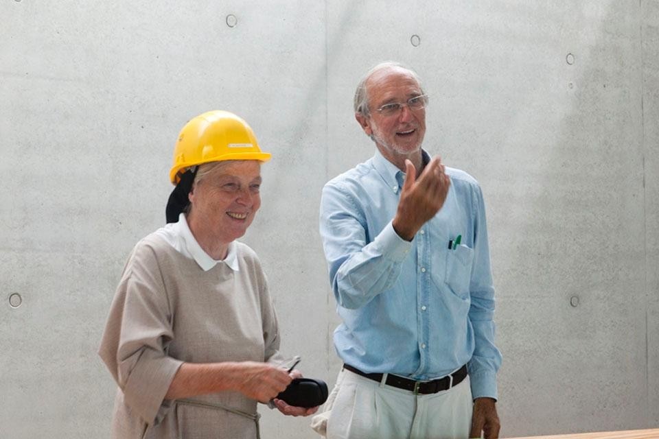 Suor Brigitte de Singly e Renzo Piano mentre visitano il cantiere. Foto Michel Denancé