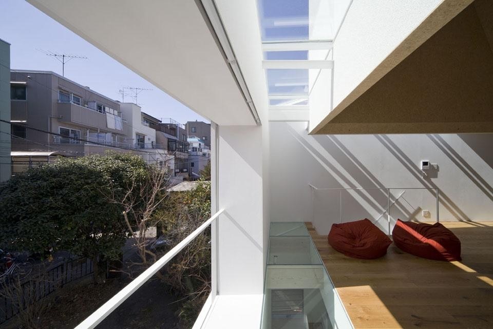 Al contrario dell'architettura tradizionale giapponese, dove non esiste il concetto di finestra attraverso la quale guardare, Outdoors/Indoors ha una grande apertura sulla parete