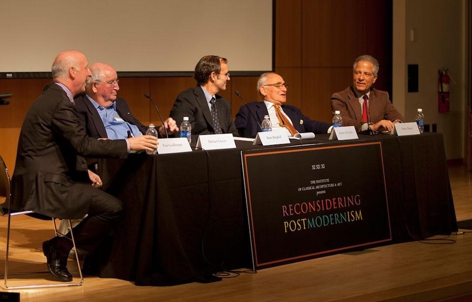 Paul Goldberger, Michael Graves, Barry Bergdoll, Robert A.M. Stern e Andres Duany alla discussione <i>Postmodernism: Looking Back</i>.  Photo Sterne Slaven.