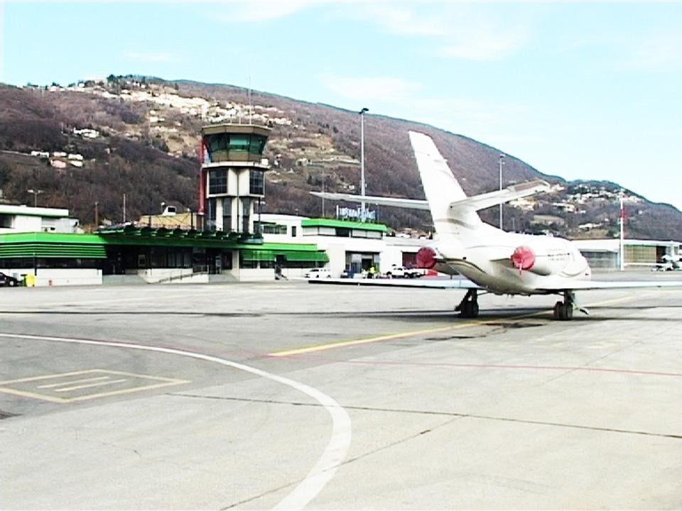 In apertura e qui sopra: Donatello De Mattia, Still dal video <i>Intorno all'aeroporto di Lugano</i>, 2012, Pista Nord-Sud (apertura), torre di controllo (qui sopra)