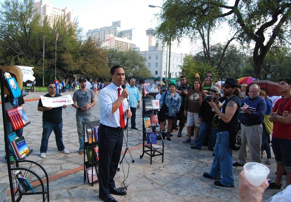 Il sindaco Julian Castro accoglie i librotraficantes a San Antonio 