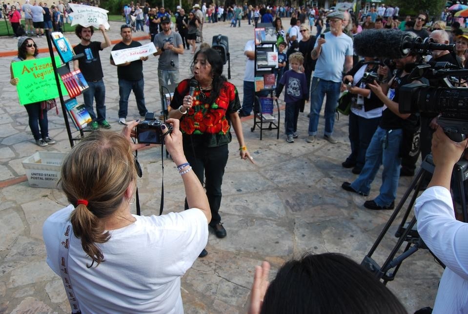 L'editrice e poetessa Lorna Dee Cervantes, monumento vivente per la cultura chicana degli ultimi quarant'anni, racconta quando i suoi professori, al liceo, le sconsigliarono di iscriversi all'università