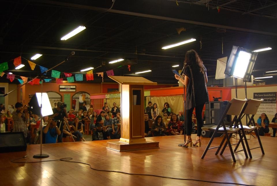 Al Mercado Mayapan di El Paso la 22enne Zelene Suchilt, attivista e poetessa newyorkese, è tra i caravanisti che salgono sul palco a leggere alcuni tra gli autori censurati in Arizona
