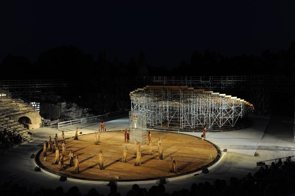 La scenografia di OMA per Il Prometeo Incatenato, Le Baccanti e Gli Uccelli al Teatro Greco di Siracusa