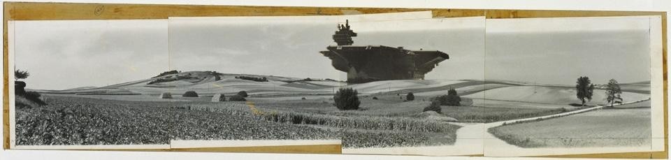 Hans Hollein, <i>Aircraft Carrier City in Landscape</i>, progetto, 1964, fotografia tagliata e montata su cartone. The
Museum of Modern Art, New York
