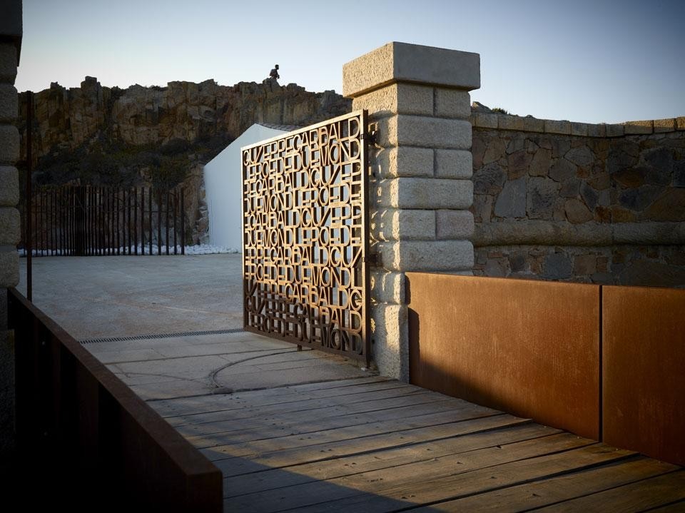 Complesso di Forte Arbuticci sede del Memoriale Giuseppe Garibaldi, Caprera, Italia. Particolare del cancello di ingresso