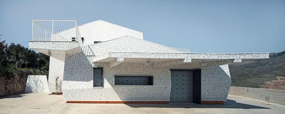 Lo studio napoletano Gambardellarchitetti trasforma l’armatura abbandonata in una sorta di bunker rivestito con un mosaico irregolare di ceramica bianca smaltata (foto di Peppe Maisto)