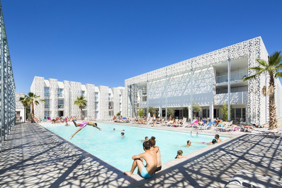 Jacques Ferrier Architectures, Nakâra Residential Hotel, Cap d’Agde, France. Photo © Jacques Ferrier Architectures