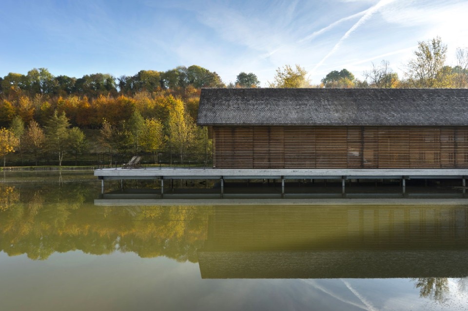 Bernard Desmoulin Architecte, Sala conferenze su un lago, Le Vaumain, Francia, 2016