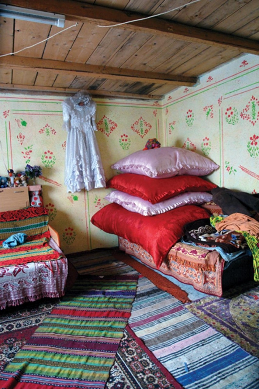 Veresti, Romania. Interno di una casa Rom. Non è una casa ricca ma la famiglia guadagna abbastanza per avere pareti decorarte invece di tappeti sui muri.