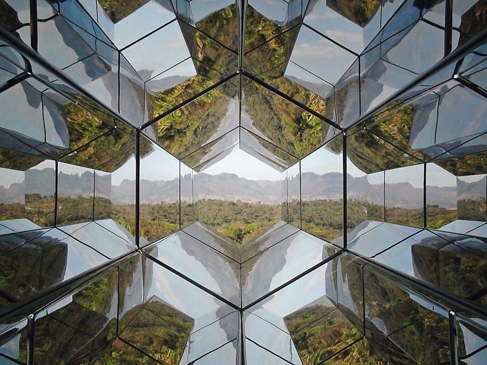 Olafur Eliasson, <i>Viewing Machine</i>, 2001—2008. Basata sul principio del caleidoscopio, si trova nel parco botanico e centro di arte contemporanea Inhotim, Brasile. Photo Alina Lacerda.