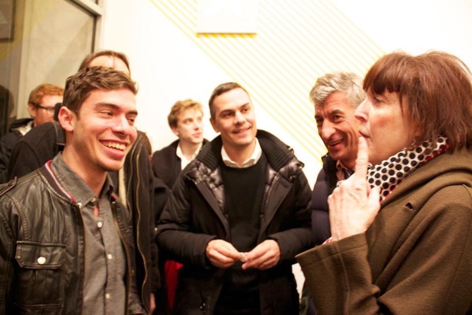 Qui sopra, da destra, la curatrice Marilyn Minter, Maurizio Cattelan e Massimiliano Gioni (sullo sfondo) all'inaugurazione della mostra <i>The Virgins Show</i>