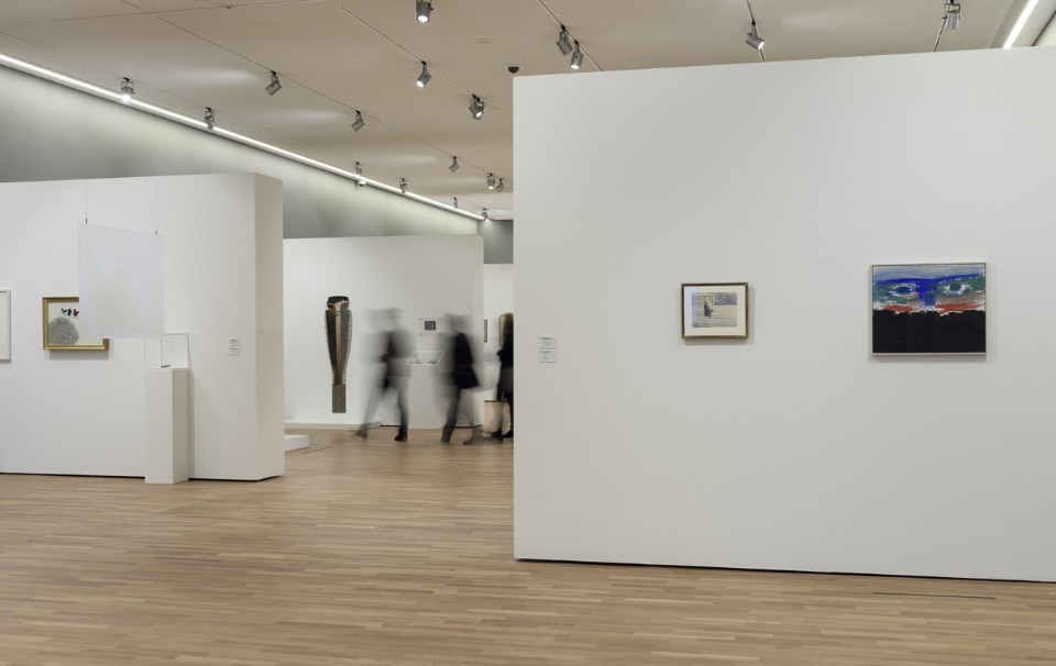 Vista della mostra "Meret Oppenheim. Opere in dialogo da Max Ernst a Mona Hatoum" al MASILugano. Photo Studio Pagi 