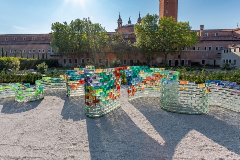 Pae White, Qwalala, veduta dell'installazione, Le Stanze del Vetro, Venezia, 2017