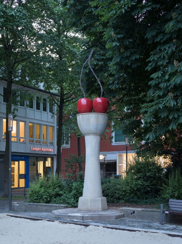 Thomas Schütte, Kirschensäule, 1987. © Skulptur Projekte 2017