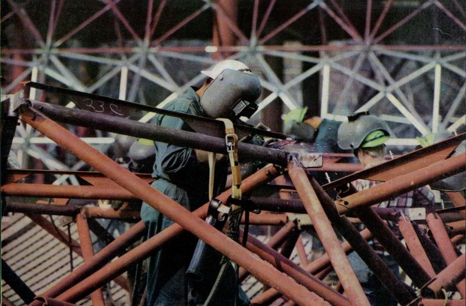 Stati Uniti: la cupola di Buckminister Fuller in costruzione. Foto Charles Eames