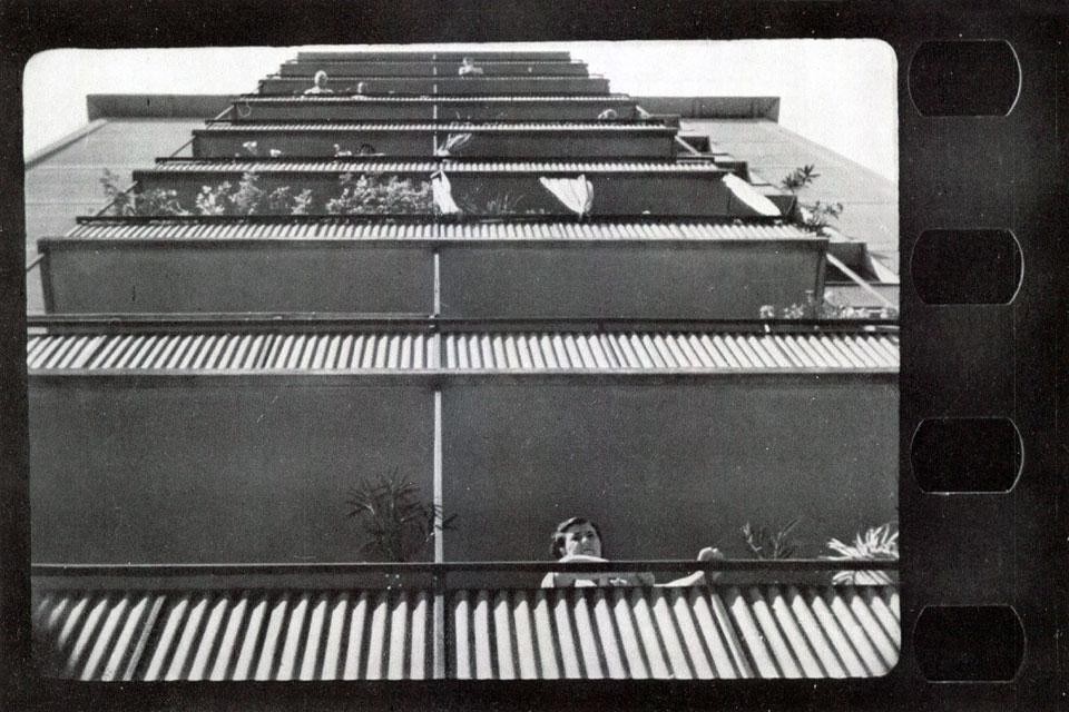 Fotogramma dal film <em>Posizione dell'architettura</em>, regia di Mangiarotti, in Domus 284 / luglio 1953. Belgioioso, Peressutti, Rogers, case popolari nel quartiere Sempione di Milano
