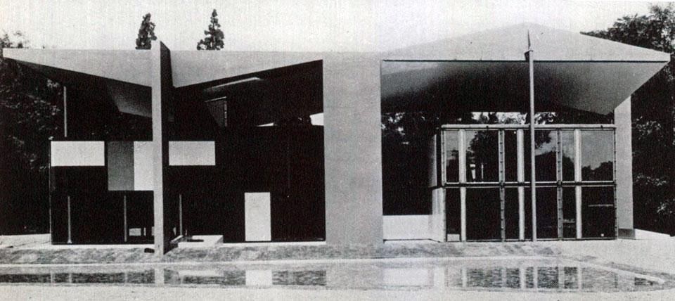 Immagine d'epoca del centro Le Corbusier Heidi Weber a Zurigo. Domus 455 / ottobre 1967, vista pagine interne