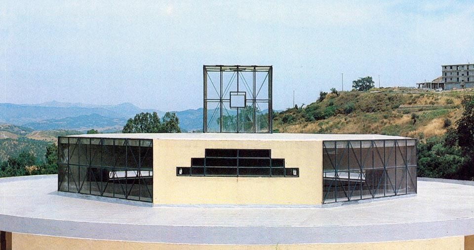 In apertura e qui sopra: Santa Severina, Calabria, mattatoio comunale. Domus 623 / dicembre 1981. Vista pagine interne