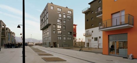 Una strada interna all’isolato, con gli edifici di Steidle in primo piano e il volume grigio dell’unità residenzale di Diener+Diener al centro della foto 