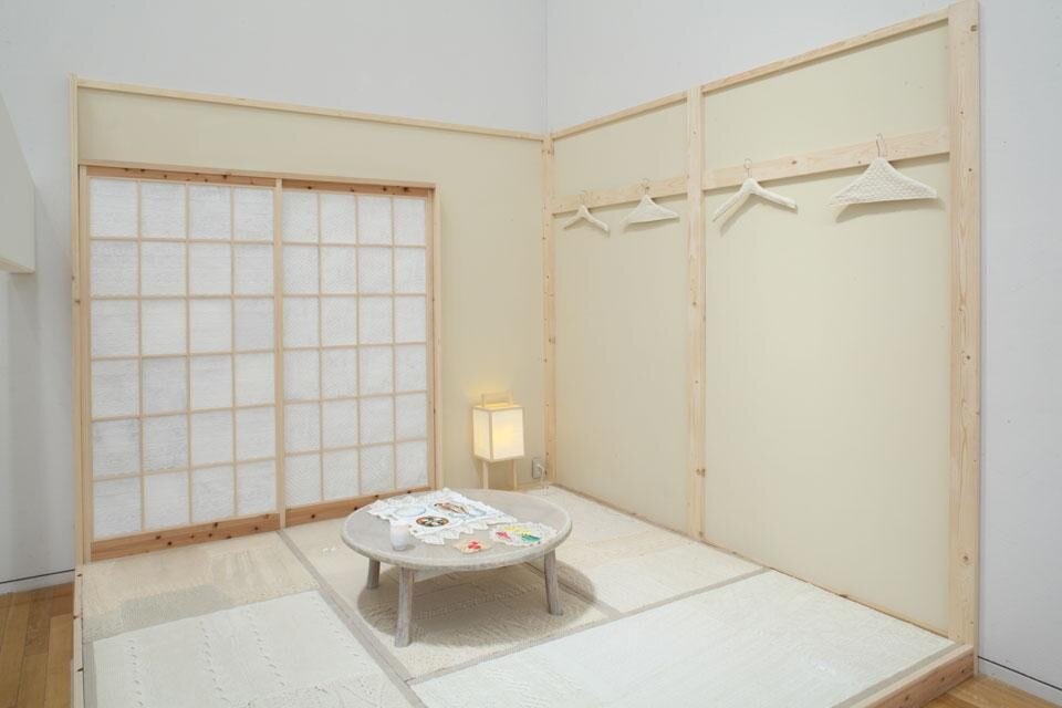 Keisuke Kanda ricopre una stanza da te giapponese di maglia da cucito compresi tatami, tazze, porte scorrevoli e pareti