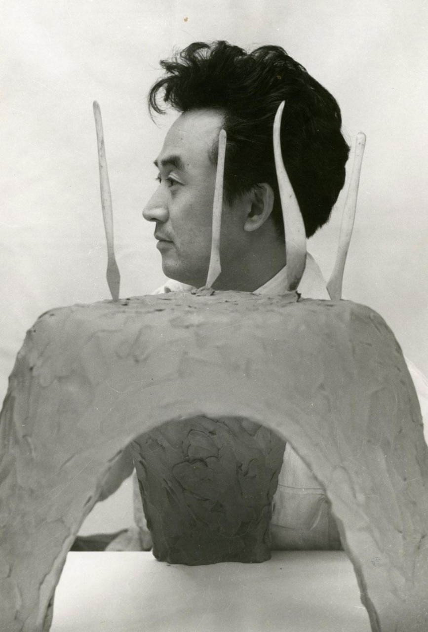 In alto: lo sgabello Butterfly, 1956. Sopra: Sori Yanagi con il modello del suo famoso sgabello impilabile stampato in poliestere rinforzato, del 1965 (foto pubblicata su Domus 474/maggio 1969)