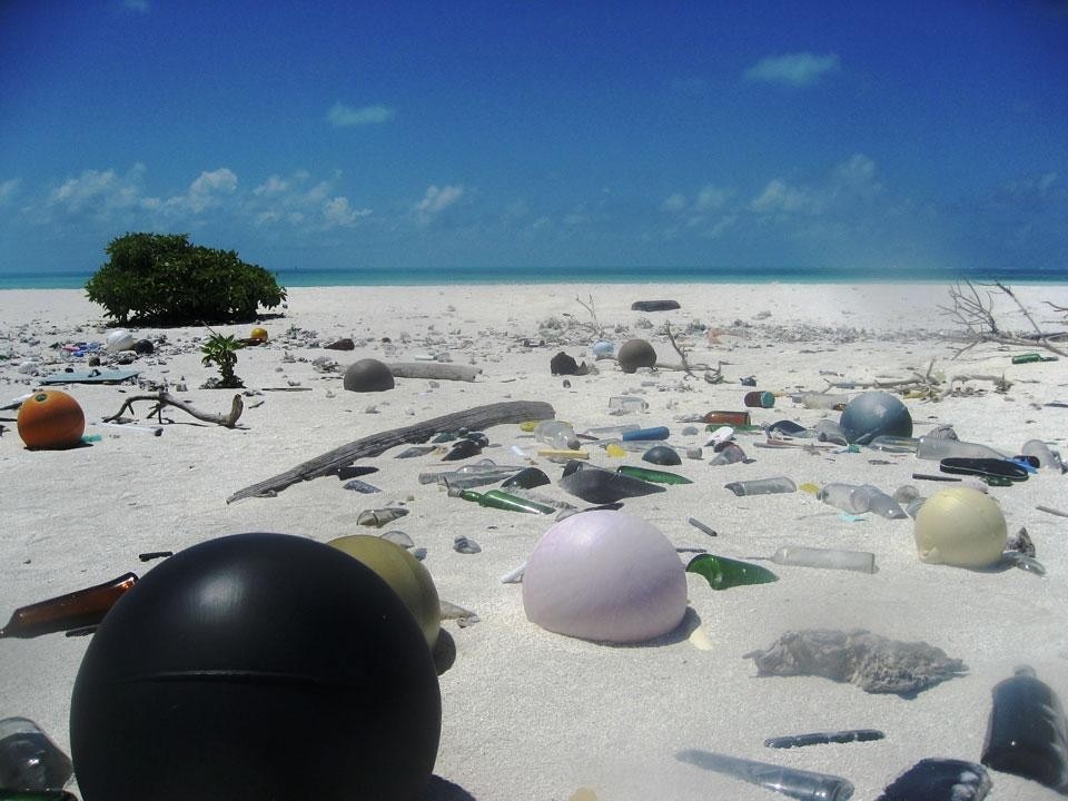 Rifiuti di plastica sulla spiaggia, Papahanaumokuakea Marine National Monument, 2006. Photo © Paulo Maurin/NOAA