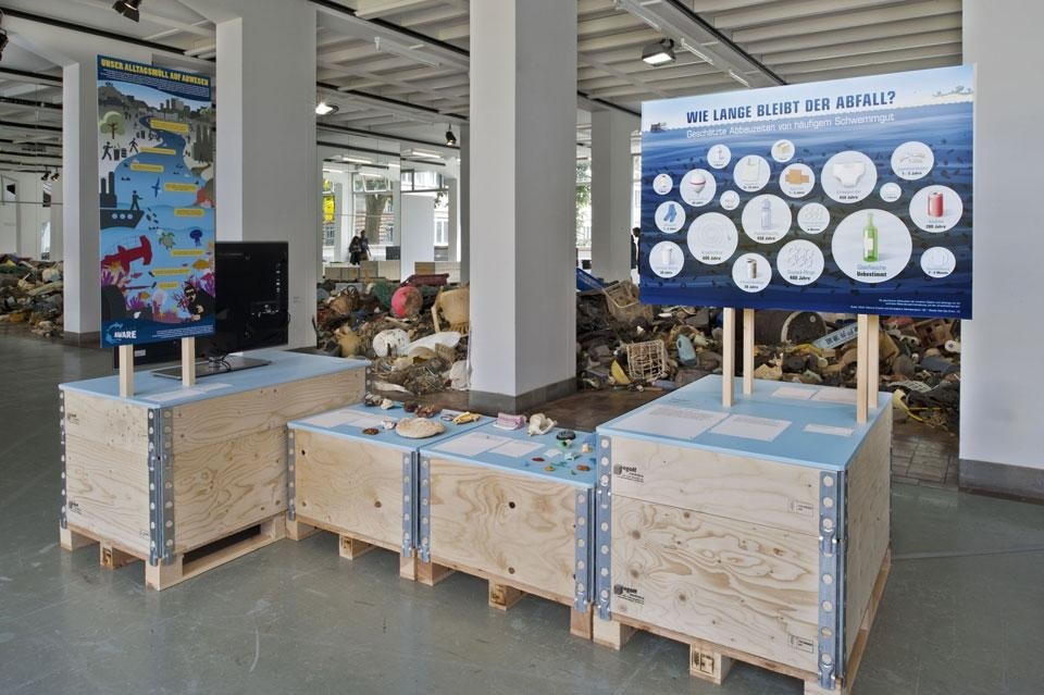 Mostra <i>Out to Sea? The Plastic Garbage Project</i>, in primo piano: pannello informativo <i>Plastic garbage in the sea</i>, Museum für Gestaltung Zürich, fino al 23 settembre 2012. Photo © ZHdK