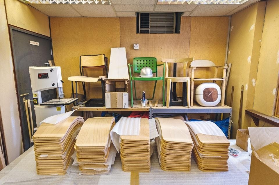 In seguito a un recente accordo, 500 sedie Canteen di VG&P si trovano nella sede centrale di Facebook a Menlo Park. Questa sedia è anche nella sede della BBC e in quella svedese del MoMA. Photo Richard Nicholson